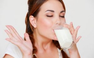 Volle melk drinken
