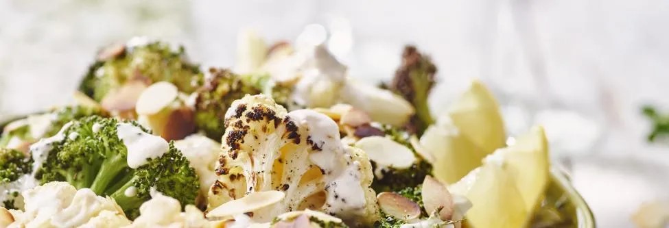 Gezonde lunch tegen opgeblazen buik met gestoomde broccoli met kurkuma en geroosterde amandelschilfers