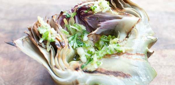 Gezonde lunch tegen opgeblazen buik met artisjokharten, citroendressing en dille